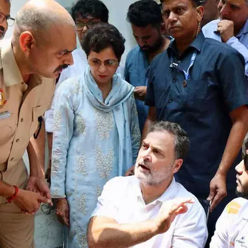 ഡല്‍ഹിയില്‍ രാഹുൽ ഗാന്ധിയുടെ സർജിക്കൽ സ്ട്രൈക്ക് 2.O; പൊലീസ് സ്റ്റേഷന് മുന്നിലെ കുത്തിയിരിപ്പ് സമരം  ഒരു മണിക്കൂർ പിന്നിട്ടു