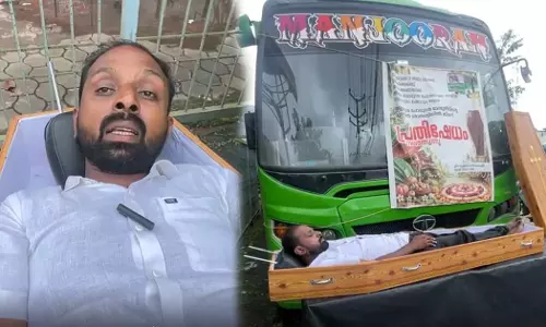 വാങ്ങിയ പുതിയ ബസുകള്‍ നിരന്തരം കട്ടപ്പുറത്ത്; ടാറ്റ ഷോറൂമിന് മുന്നില്‍ ശവപ്പെട്ടിയില്‍ കിടന്ന് ബസ് ഉടമയുടെ പ്രതിഷേധം