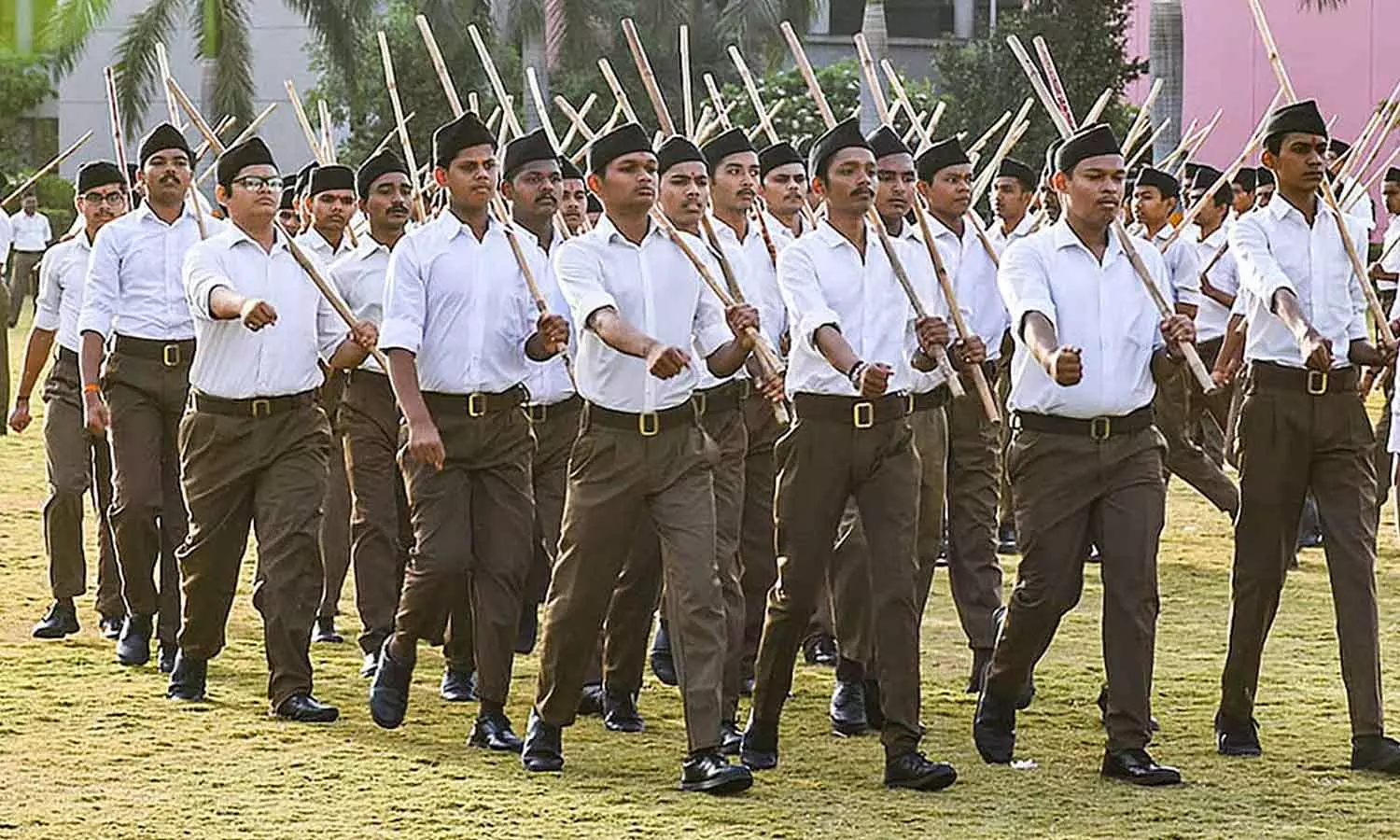 ആർഎസ്എസ് പഥസഞ്ചലനത്തിൽ പങ്കെടുത്തു; കർണാടകയിൽ രണ്ട് സർക്കാർ അധ്യാപകർക്ക് സസ്പെൻഷൻ ആർഎസ്എസ് പഥസഞ്ചലനത്തിൽ പങ്കെടുത്തു; കർണാടകയിൽ രണ്ട് സർക്കാർ അധ്യാപകർക്ക് സസ്പെൻഷൻ