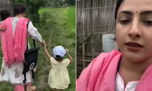 ‘ജോലിയും മാതൃത്വവും ഒരുമിച്ച്’; സെൻസസ് ഡ്യൂട്ടിക്കിടെ രണ്ട് മക്കളെയും ഒപ്പം കൂട്ടിയ അസം അധ്യാപികയുടെ വിഡിയോ വൈറൽ ‘ജോലിയും മാതൃത്വവും ഒരുമിച്ച്’; സെൻസസ് ഡ്യൂട്ടിക്കിടെ രണ്ട് മക്കളെയും ഒപ്പം കൂട്ടിയ അസം അധ്യാപികയുടെ വിഡിയോ വൈറൽ