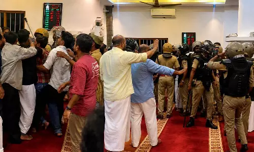 മാടാക്കര പള്ളിയിലെ പൊലീസ് നടപടി; എസ്ഐക്കും പോലീസുകാർക്കും സ്ഥലംമാറ്റം മാടാക്കര പള്ളിയിലെ പൊലീസ് നടപടി; എസ്ഐക്കും പോലീസുകാർക്കും സ്ഥലംമാറ്റം