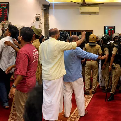 മാടാക്കര പള്ളിയിലെ പൊലീസ് നടപടി; എസ്ഐക്കും പോലീസുകാർക്കും സ്ഥലംമാറ്റം