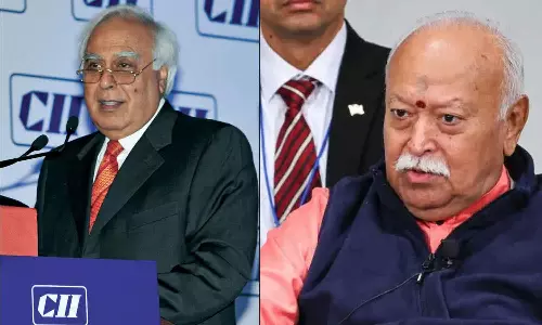 വിദേശത്ത് ബുദ്ധിപൂർവമായ വാക്കുകൾ, നാട്ടിൽ മൗനം: മോഹൻ ഭഗവതിന്റെ ന്യൂയോർക്ക് പ്രസംഗത്തിനെതിരെ കപിൽ സിബൽ വിദേശത്ത് ബുദ്ധിപൂർവമായ വാക്കുകൾ, നാട്ടിൽ മൗനം: മോഹൻ ഭഗവതിന്റെ ന്യൂയോർക്ക് പ്രസംഗത്തിനെതിരെ കപിൽ സിബൽ