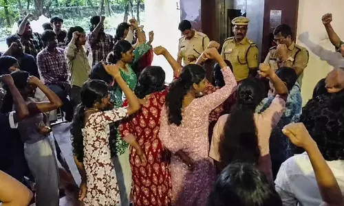 കാലടി സർവകലാശാല വിസിക്കെതിരായ പ്രതിഷേധം: എസ്എഫ്ഐ പ്രവർത്തകരുടെ മുൻകൂർ ജാമ്യാപേക്ഷ തള്ളി