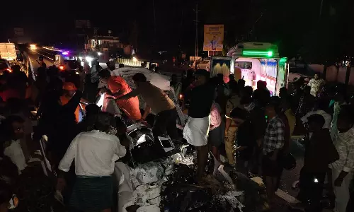 തൃശൂര് കൈപ്പമംഗലത്ത് ലോറിക്ക് പിന്നില് കാറിടിച്ച് വന് വാഹനാപകടം; എട്ട് പേര്ക്ക് ദാരുണാന്ത്യം തൃശൂര് കൈപ്പമംഗലത്ത് ലോറിക്ക് പിന്നില് കാറിടിച്ച് വന് വാഹനാപകടം; എട്ട് പേര്ക്ക് ദാരുണാന്ത്യം