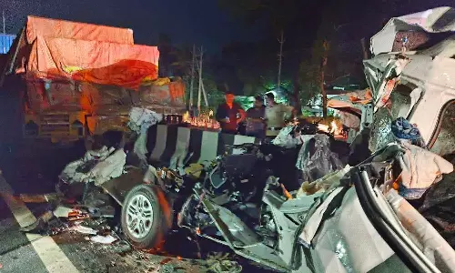 kaipamangalam accident no light sign board on road kaipamangalam accident no light sign board on road