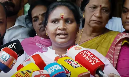 ചിറയിന്കീഴിലെ കയ്യാങ്കളി; സജാദിന്റെ വീട്ടിലേക്ക് ക്ഷണിച്ചിട്ടാണ് പോയതെന്ന് രമ്യ ഹരിദാസ്, ക്ഷണിച്ചിട്ടില്ലെന്ന് സജാദ് ചിറയിന്കീഴിലെ കയ്യാങ്കളി; സജാദിന്റെ വീട്ടിലേക്ക് ക്ഷണിച്ചിട്ടാണ് പോയതെന്ന് രമ്യ ഹരിദാസ്, ക്ഷണിച്ചിട്ടില്ലെന്ന് സജാദ്