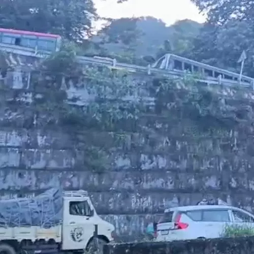 താമരശേരി ചുരത്തില് കണ്ടയ്നര് ലോറി സംരക്ഷണ ഭിത്തിയില് ഇടിച്ചു; വന് ഗതാഗത കുരുക്ക്