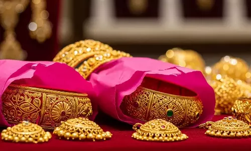സ്വർണം പിങ്ക് പേപ്പറിൽ പൊതിയുന്നത് എന്തുകൊണ്ട്? സ്വർണം പിങ്ക് പേപ്പറിൽ പൊതിയുന്നത് എന്തുകൊണ്ട്?