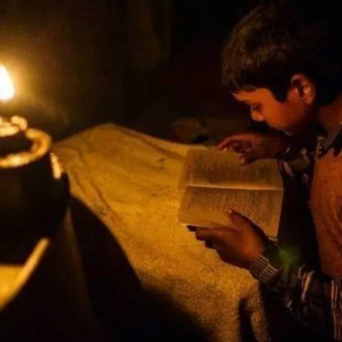 മൂന്ന് വർഷമായി വൈദ്യുതിയില്ലാതെ 60 ആദിവാസി കുടുംബങ്ങൾ; കുട്ടികളുടെ പഠനം മെഴുകുതിരി വെട്ടത്തിൽ
