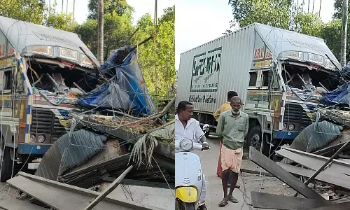 എറണാകുളത്ത് കടകളിലേക്ക് ഇടിച്ചുകയറി കണ്ടെയ്നര് ലോറി; ആളപായമില്ല എറണാകുളത്ത് കടകളിലേക്ക് ഇടിച്ചുകയറി കണ്ടെയ്നര് ലോറി; ആളപായമില്ല