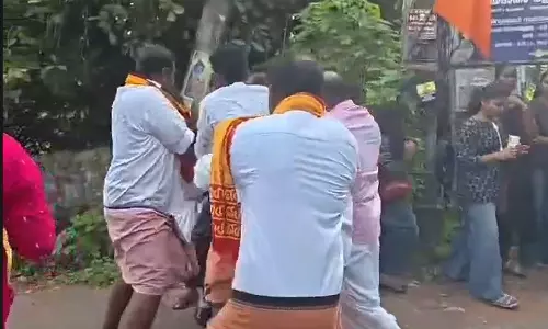 തൃശൂരിൽ ശോഭയാത്രക്കിടെ യുവാവിന് മർദനം; ഏഴ് ആർഎസ്എസ് പ്രവർത്തകർക്കെതിരെ കേസ് തൃശൂരിൽ ശോഭയാത്രക്കിടെ യുവാവിന് മർദനം; ഏഴ് ആർഎസ്എസ് പ്രവർത്തകർക്കെതിരെ കേസ്