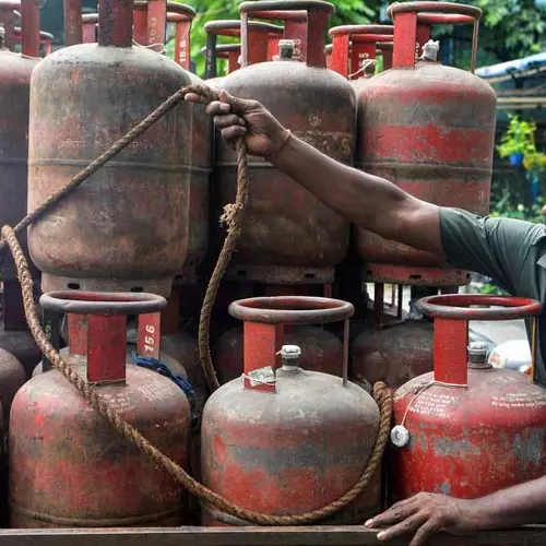 എൽപിജി ഉപഭോക്താക്കൾക്ക് ആശ്വാസം: സിലിണ്ടർ ബുക്കിങ് ഇടവേള 25 ദിവസമാക്കി