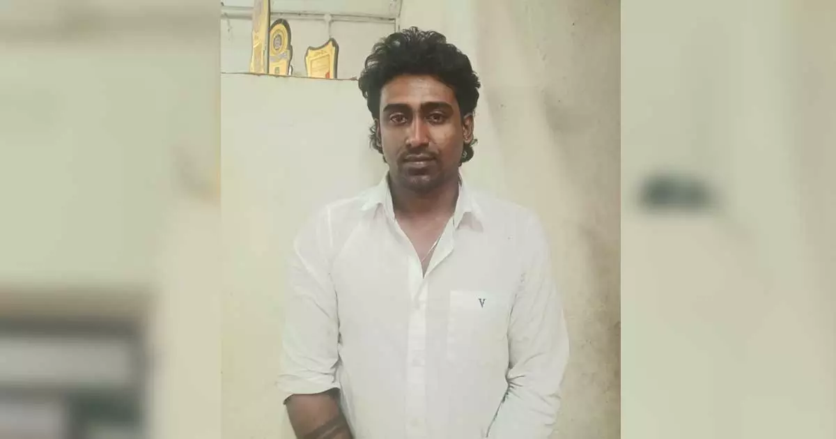 അഭിഭാഷക വേഷത്തിൽ ലഹരിക്കച്ചവടം; എംഡിഎംയുമായി നിയമ വിദ്യാർഥി പിടിയിൽ അഭിഭാഷക വേഷത്തിൽ ലഹരിക്കച്ചവടം; എംഡിഎംയുമായി നിയമ വിദ്യാർഥി പിടിയിൽ