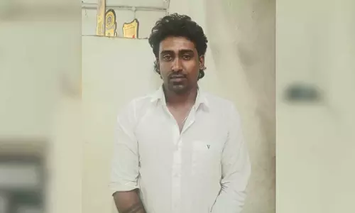അഭിഭാഷക വേഷത്തിൽ ലഹരിക്കച്ചവടം; എംഡിഎംയുമായി നിയമ വിദ്യാർഥി പിടിയിൽ അഭിഭാഷക വേഷത്തിൽ ലഹരിക്കച്ചവടം; എംഡിഎംയുമായി നിയമ വിദ്യാർഥി പിടിയിൽ