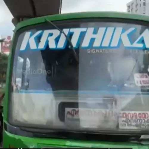 ക്ലീനറുമായി തർക്കം; കൊച്ചിയിൽ ബസ് നടുറോട്ടിൽ നിർത്തി ഡ്രൈവർ ഇറങ്ങിപ്പോയി