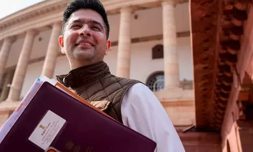 പഞ്ചാബിൽ നിന്ന് ഡൽഹിയിലേക്ക്; രാഘവ് ഛദ്ദയുടെ പേര് വോട്ടർ പട്ടികയിൽ ഉൾപ്പെടുത്തിയതിൽ ദുരൂഹതയെന്ന് എഎപി പഞ്ചാബിൽ നിന്ന് ഡൽഹിയിലേക്ക്; രാഘവ് ഛദ്ദയുടെ പേര് വോട്ടർ പട്ടികയിൽ ഉൾപ്പെടുത്തിയതിൽ ദുരൂഹതയെന്ന് എഎപി