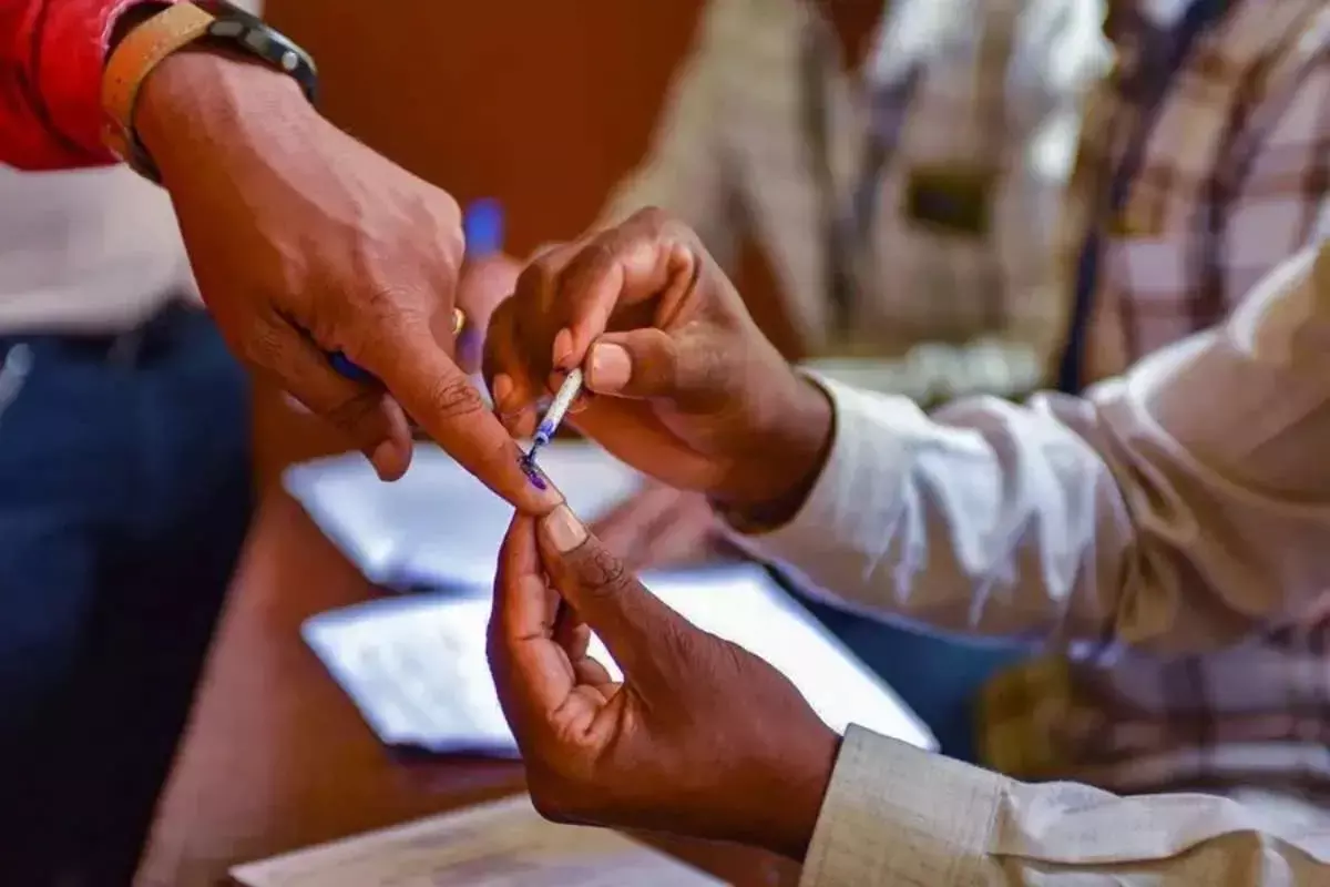2029 ലോക്സഭാ തെരഞ്ഞെടുപ്പ്: പോളിങ് സ്റ്റേഷനുകളുടെ എണ്ണം 15.38 ലക്ഷമായി ഉയർത്തും; പുതിയ ഇവിഎമ്മുകൾ വാങ്ങാനും സാധ്യത 2029 ലോക്സഭാ തെരഞ്ഞെടുപ്പ്: പോളിങ് സ്റ്റേഷനുകളുടെ എണ്ണം 15.38 ലക്ഷമായി ഉയർത്തും; പുതിയ ഇവിഎമ്മുകൾ വാങ്ങാനും സാധ്യത