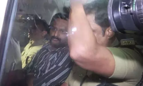 മദ്യക്കേസ് വെറും തുടക്കം; ആന്റോ അഗസ്റ്റിനെതിരെ വിവിധ സ്റ്റേഷനുകളിലായി 15 ക്രിമിനൽ കേസുകൾ മദ്യക്കേസ് വെറും തുടക്കം; ആന്റോ അഗസ്റ്റിനെതിരെ വിവിധ സ്റ്റേഷനുകളിലായി 15 ക്രിമിനൽ കേസുകൾ