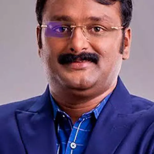 വീട്ടില് വന് മദ്യശേഖരം; അറസ്റ്റിലായ ആന്റോ അഗസ്റ്റിനെ മീനങ്ങാടിയിലെ എക്സൈസ് ഓഫീസിലെത്തിച്ചു