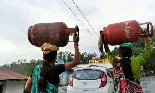 സ്ത്രീക്ക് സിലിണ്ടര് എടുത്തുയര്ത്താന് കഴിയില്ലേ? ഐഒസിയോട് സുപ്രിംകോടതി, 12 ലക്ഷം രൂപ നഷ്ടപരിഹാരം നല്കാന് വിധി സ്ത്രീക്ക് സിലിണ്ടര് എടുത്തുയര്ത്താന് കഴിയില്ലേ? ഐഒസിയോട് സുപ്രിംകോടതി, 12 ലക്ഷം രൂപ നഷ്ടപരിഹാരം നല്കാന് വിധി