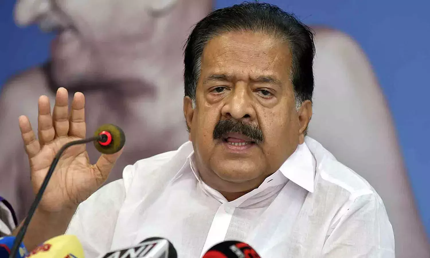 ആരോടൊപ്പം ഫോട്ടോ ഉണ്ടായാലും ഏത് പാർട്ടിക്കാരനായാലും ലഹരി കണ്ടെത്തിയാൽ നടപടിയെടുക്കും -മന്ത്രി രമേശ് ചെന്നിത്തല ആരോടൊപ്പം ഫോട്ടോ ഉണ്ടായാലും ഏത് പാർട്ടിക്കാരനായാലും ലഹരി കണ്ടെത്തിയാൽ നടപടിയെടുക്കും -മന്ത്രി രമേശ് ചെന്നിത്തല