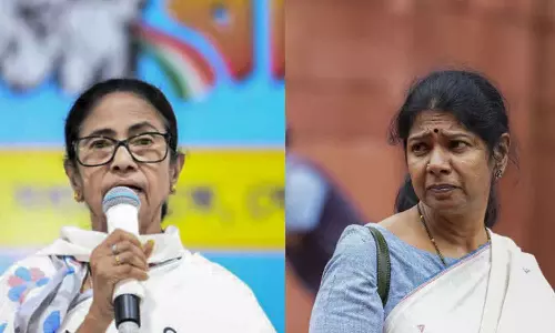 ഡിഎംകെ മൂന്നാം മുന്നണിക്ക്; മമതയുമായി അടച്ചിട്ട മുറിയില് ചര്ച്ച നടത്തി കനിമൊഴി ഡിഎംകെ മൂന്നാം മുന്നണിക്ക്; മമതയുമായി അടച്ചിട്ട മുറിയില് ചര്ച്ച നടത്തി കനിമൊഴി