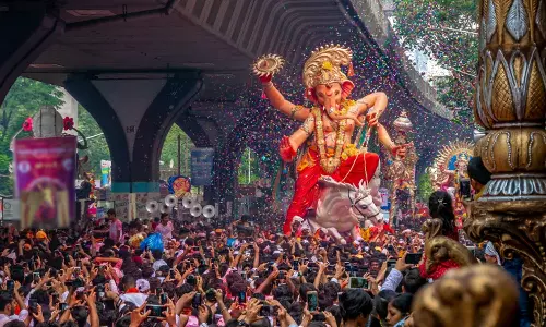 മുംബൈയിൽ വിനായക ചതുർത്ഥി ആഘോഷത്തിനിടെ വൈദ്യുതാഘാതമേറ്റ് രണ്ട് മരണം; നിരവധി പേർക്ക് പരിക്ക് മുംബൈയിൽ വിനായക ചതുർത്ഥി ആഘോഷത്തിനിടെ വൈദ്യുതാഘാതമേറ്റ് രണ്ട് മരണം; നിരവധി പേർക്ക് പരിക്ക്