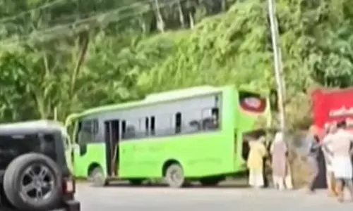 പരിവാഹൻ സൈറ്റിൽ തകരാർ; പെർമിറ്റ് ലഭിക്കാതെ അതിർത്തി ചെക്ക് പോസ്റ്റുകളിൽ ടൂറിസ്റ്റ് ബസുകൾ കുടുങ്ങി പരിവാഹൻ സൈറ്റിൽ തകരാർ; പെർമിറ്റ് ലഭിക്കാതെ അതിർത്തി ചെക്ക് പോസ്റ്റുകളിൽ ടൂറിസ്റ്റ് ബസുകൾ കുടുങ്ങി