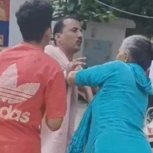 ഡ്രൈനേജ് നിർമാണവുമായി ബന്ധപ്പെട്ട തർക്കം; യുപിയിൽ ബിജെപി കൗൺസിലറെ നടുറോഡിൽ ഓടിച്ചിട്ട് അടിച്ച് നാട്ടുകാർ