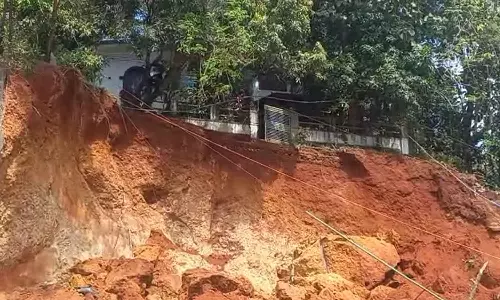 കോഴിക്കോട് വടകര ദേശീയപാതയിൽ വീണ്ടും മണ്ണിടിച്ചിൽ; വൻദുരന്തം ഒഴിവായത് തലനാരിഴയ്ക്ക് കോഴിക്കോട് വടകര ദേശീയപാതയിൽ വീണ്ടും മണ്ണിടിച്ചിൽ; വൻദുരന്തം ഒഴിവായത് തലനാരിഴയ്ക്ക്