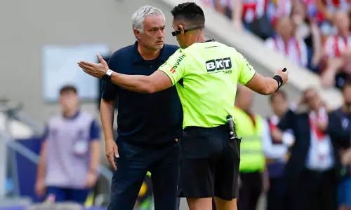 Defeat in the Madrid derby: Mourinho lashes out at referees, armed with a printout. Defeat in the Madrid derby: Mourinho lashes out at referees, armed with a printout.