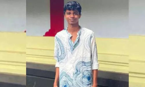 കോഴിക്കോട്ട് പ്ലസ് ടു വിദ്യാർഥി വീട്ടിനുള്ളിൽ മരിച്ച നിലയിൽ കോഴിക്കോട്ട് പ്ലസ് ടു വിദ്യാർഥി വീട്ടിനുള്ളിൽ മരിച്ച നിലയിൽ