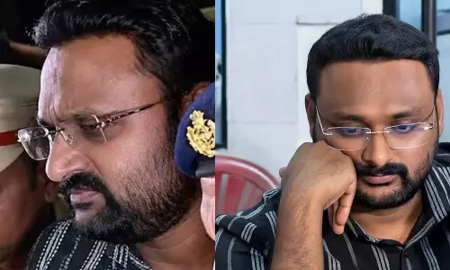 അനധികൃതമായി മദ്യം വീട്ടിൽ സൂക്ഷിച്ചതിന് അറസ്റ്റിലായ റിപ്പോർട്ടർ ടി.വി മാനേജിങ് എഡിറ്റർ ആന്റോ അഗസ്റ്റിൻ അനധികൃതമായി മദ്യം വീട്ടിൽ സൂക്ഷിച്ചതിന് അറസ്റ്റിലായ റിപ്പോർട്ടർ ടി.വി മാനേജിങ് എഡിറ്റർ ആന്റോ അഗസ്റ്റിൻ