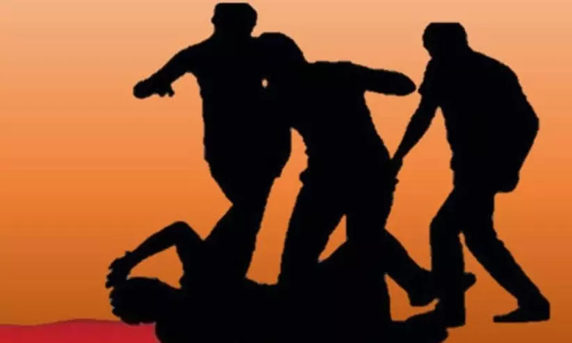 ‘ഭായ്’ എന്ന് വിളിച്ചതിന് യുവാവിന് ക്രൂരമർദനം; പ്രായപൂർത്തിയാകാത്ത കുട്ടി ഉൾപ്പെടെ മൂന്നുപേർ കസ്റ്റഡിയിൽ