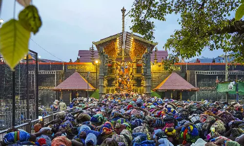 ശബരിമലയിലെ സ്വര്ണക്കിരീടം നഷ്ടപ്പെട്ടിട്ടില്ലെന്ന് തിരുവാഭരണ കമ്മിഷണർ ശബരിമലയിലെ സ്വര്ണക്കിരീടം നഷ്ടപ്പെട്ടിട്ടില്ലെന്ന് തിരുവാഭരണ കമ്മിഷണർ