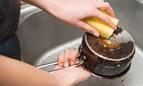 പാത്രങ്ങളിലെ കരിയും കറയും കളയാൻ ഇത്ര എളുപ്പമായിരുന്നോ? അടുക്കളയിലെ സാധനങ്ങൾ കൊണ്ട് പരീക്ഷിക്കാവുന്ന ആറ് വഴികൾ