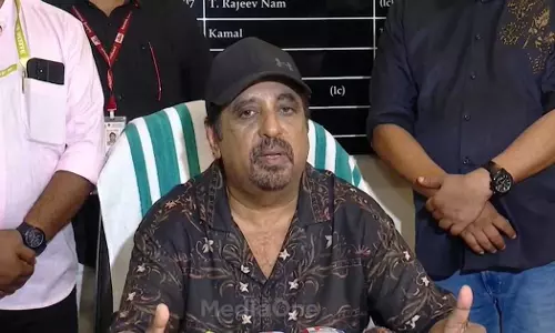 ചലച്ചിത്ര അക്കാദമി തലപ്പത്ത് നടൻ രവീന്ദ്രൻ: ഔദ്യോഗികമായി ചുമതലയേറ്റു ചലച്ചിത്ര അക്കാദമി തലപ്പത്ത് നടൻ രവീന്ദ്രൻ: ഔദ്യോഗികമായി ചുമതലയേറ്റു