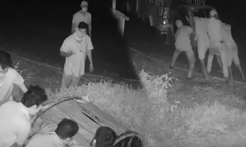 പുലർച്ചെ മുഖംമൂടിയണിഞ്ഞ് എത്തി; ടിപ്പറിൽ രണ്ട് തവണയായി കടത്തി; കെഎസ്ഇബി കേബിൾ മോഷണക്കേസിൽ നാലുപേർ പിടിയിൽ പുലർച്ചെ മുഖംമൂടിയണിഞ്ഞ് എത്തി; ടിപ്പറിൽ രണ്ട് തവണയായി കടത്തി; കെഎസ്ഇബി കേബിൾ മോഷണക്കേസിൽ നാലുപേർ പിടിയിൽ