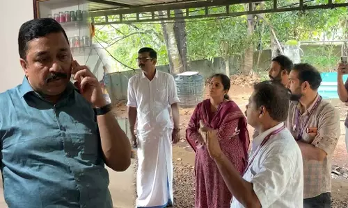 നിർധന കുടുംബത്തിന്റെ വീട് ജപ്തി ചെയ്യാൻ നീക്കം; ഇടപെട്ട് നജീബ് കാന്തപുരം എംഎൽഎ; വാക്കേറ്റത്തിനൊടുവിൽ ഉദ്യോഗസ്ഥർ മടങ്ങി നിർധന കുടുംബത്തിന്റെ വീട് ജപ്തി ചെയ്യാൻ നീക്കം; ഇടപെട്ട് നജീബ് കാന്തപുരം എംഎൽഎ; വാക്കേറ്റത്തിനൊടുവിൽ ഉദ്യോഗസ്ഥർ മടങ്ങി