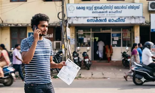 ഹലോ മൈനാഗപ്പള്ളി കെഎസ്ഇബിയാണോ... കറന്റ് പോയതിന് പാട്ടുപാടി പരാതി; ചിരിയടക്കാനാവാതെ ഉദ്യോഗസ്ഥൻ! ഹലോ മൈനാഗപ്പള്ളി കെഎസ്ഇബിയാണോ... കറന്റ് പോയതിന് പാട്ടുപാടി പരാതി; ചിരിയടക്കാനാവാതെ ഉദ്യോഗസ്ഥൻ!