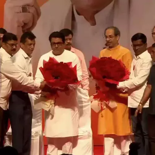 വോട്ടർപട്ടിക പരിഷ്കരണത്തിലെ ക്രമക്കേടിനെതിരെ രാജ് താക്കറെയും ഉദ്ധവ് താക്കറെയും കൈകോർക്കുന്നു; ഒക്ടോബർ നാലിന് സംയുക്ത മാർച്ച്