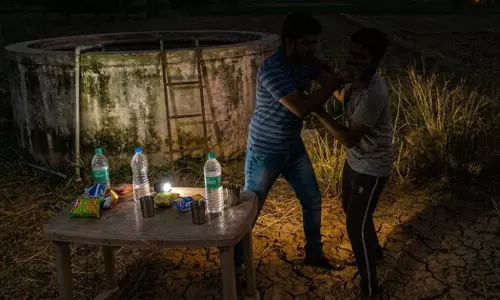 സുഹൃത്തിന്റെ വായിൽ മണ്ണ് തള്ളിനിറച്ചു; ചെന്നൈയിൽ മദ്യപാനത്തിനിടെ ക്രൂരമായ കൊലപാതകം സുഹൃത്തിന്റെ വായിൽ മണ്ണ് തള്ളിനിറച്ചു; ചെന്നൈയിൽ മദ്യപാനത്തിനിടെ ക്രൂരമായ കൊലപാതകം