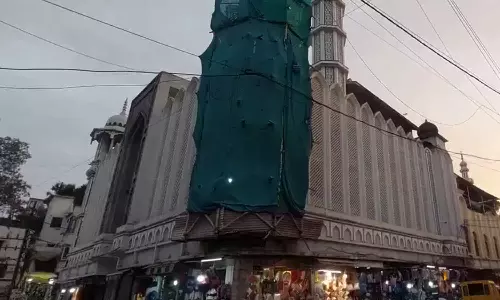 ഉജ്ജയിനിൽ ഷാഹി മസ്ജിദ് പൊളിക്കലിനെതിരെ വൻ പ്രതിഷേധം; ബുൾഡോസറുകൾക്ക് മുന്നിൽ കാവലിരുന്ന് വിശ്വാസികൾ ഉജ്ജയിനിൽ ഷാഹി മസ്ജിദ് പൊളിക്കലിനെതിരെ വൻ പ്രതിഷേധം; ബുൾഡോസറുകൾക്ക് മുന്നിൽ കാവലിരുന്ന് വിശ്വാസികൾ