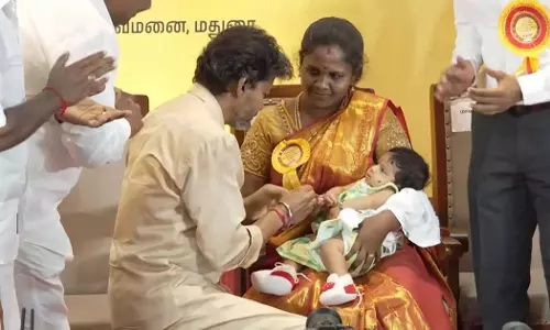 എല്ലാ നവജാതശിശുക്കൾക്കും 22 കാരറ്റിൻ്റെ ഒരു ഗ്രാം സ്വർണമോതിരം; വിജയ്യുടെ തായ്മാമൻ പദ്ധതിക്ക് തുടക്കം എല്ലാ നവജാതശിശുക്കൾക്കും 22 കാരറ്റിൻ്റെ ഒരു ഗ്രാം സ്വർണമോതിരം; വിജയ്യുടെ തായ്മാമൻ പദ്ധതിക്ക് തുടക്കം