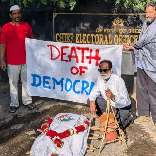 ജനാധിപത്യം മരിച്ചു; കർണാടക തെരഞ്ഞെടുപ്പ് കമ്മീഷൻ ഓഫീസിന് മുന്നിൽ പ്രതീകാത്മക ശവസംസ്കാരം നടത്തി പ്രതിഷേധം