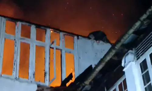 ഫോര്ട്ട് കൊച്ചിയില് ഹോട്ടലില് തീപിടിത്തം; ആളപായമില്ല ഫോര്ട്ട് കൊച്ചിയില് ഹോട്ടലില് തീപിടിത്തം; ആളപായമില്ല