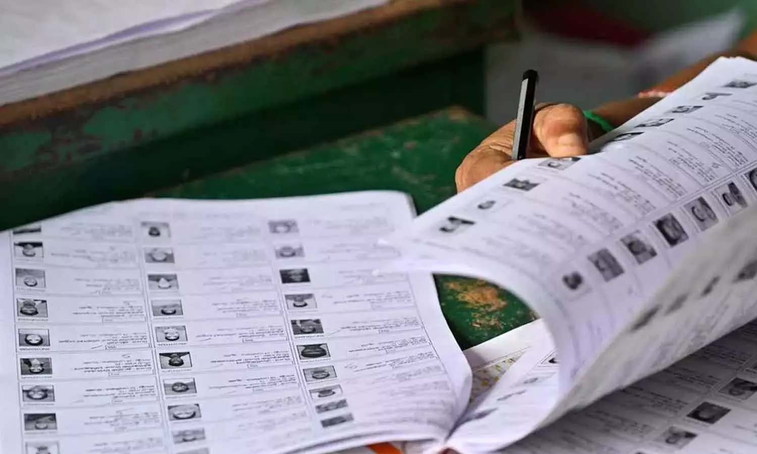 മാതാപിതാക്കളുടെ എസ്ഐആര് വിവരങ്ങള് നൽകേണ്ടതില്ല; ഫോം 6-ലെ വിവാദമായ ഭാഗം നീക്കം ചെയ്ത് തെരഞ്ഞെടുപ്പ് കമ്മീഷൻ മാതാപിതാക്കളുടെ എസ്ഐആര് വിവരങ്ങള് നൽകേണ്ടതില്ല; ഫോം 6-ലെ വിവാദമായ ഭാഗം നീക്കം ചെയ്ത് തെരഞ്ഞെടുപ്പ് കമ്മീഷൻ