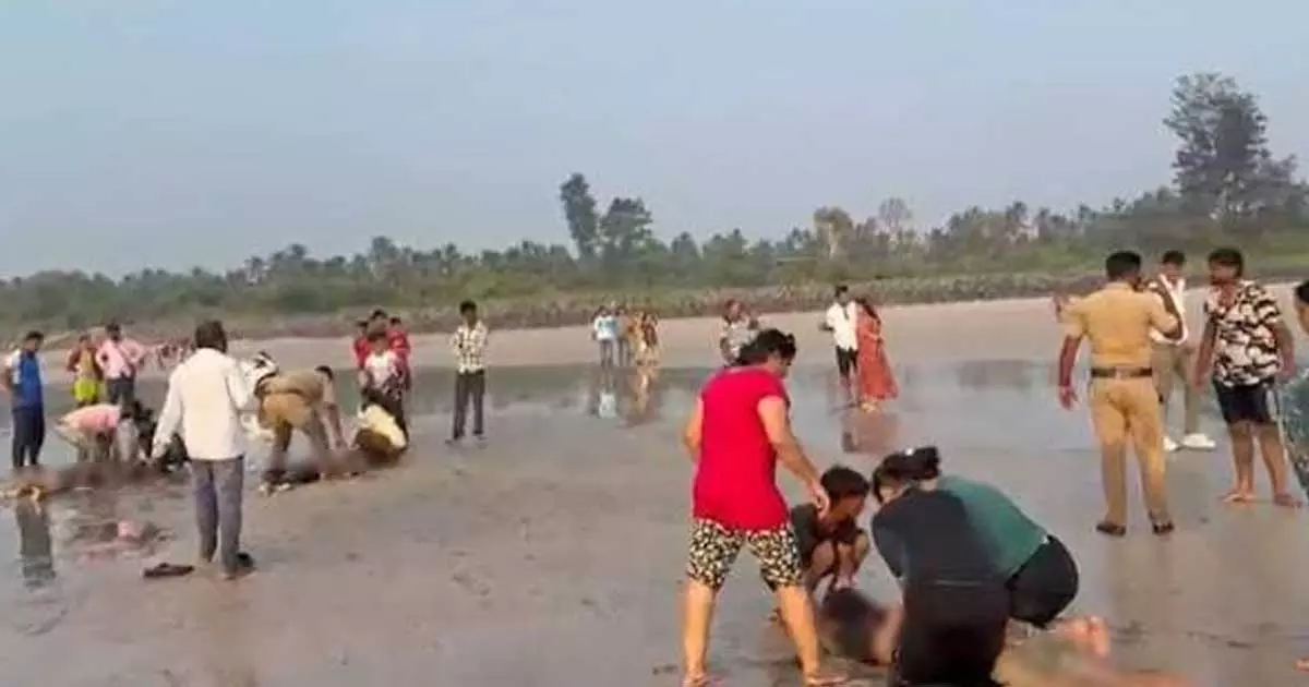 വിനോദയാത്ര മരണയാത്രയായി; മഹാരാഷ്ട്രയിൽ അധ്യാപകർ നോക്കിനിൽക്കെ 8 വിദ്യാർഥികൾ കടലിൽ മുങ്ങിമരിച്ചു വിനോദയാത്ര മരണയാത്രയായി; മഹാരാഷ്ട്രയിൽ അധ്യാപകർ നോക്കിനിൽക്കെ 8 വിദ്യാർഥികൾ കടലിൽ മുങ്ങിമരിച്ചു