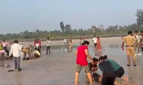 വിനോദയാത്ര മരണയാത്രയായി; മഹാരാഷ്ട്രയിൽ അധ്യാപകർ നോക്കിനിൽക്കെ 8 വിദ്യാർഥികൾ കടലിൽ മുങ്ങിമരിച്ചു വിനോദയാത്ര മരണയാത്രയായി; മഹാരാഷ്ട്രയിൽ അധ്യാപകർ നോക്കിനിൽക്കെ 8 വിദ്യാർഥികൾ കടലിൽ മുങ്ങിമരിച്ചു